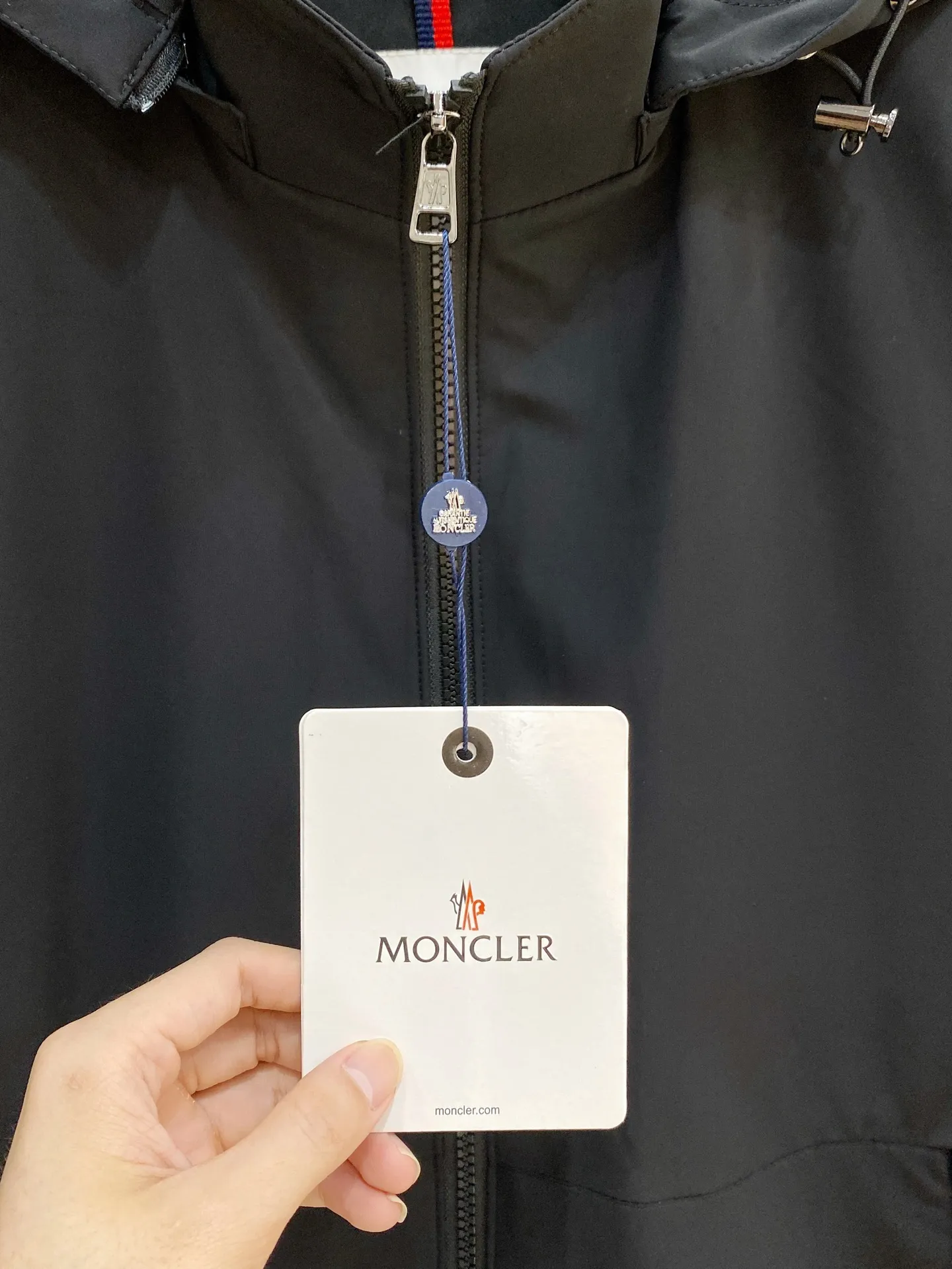 Moncler ： ， ， 。 ， ， ， 、 。 ： ， ， 、 。 Breathable， ， ， 。 ： ， ； ， ， 。 ， ， 。 ：Navy Blue、Khaki、Black ， ， 、 、 ， 。 Sizes：M-4XL